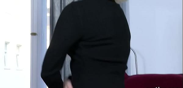 Die schwangere Lena W macht es sich selbst